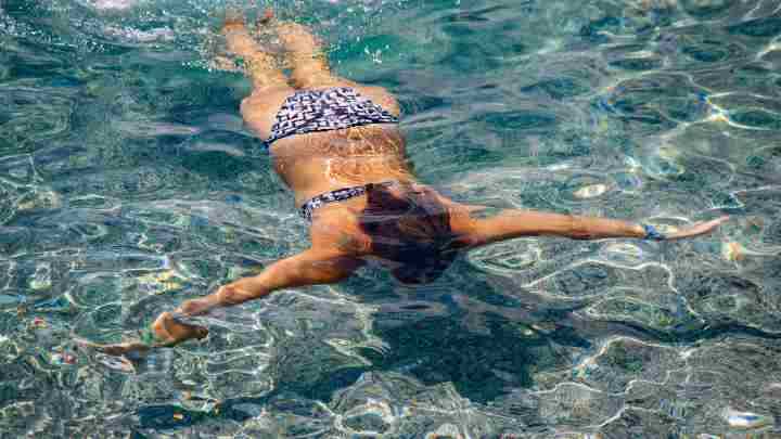 Helen Noakes swimming