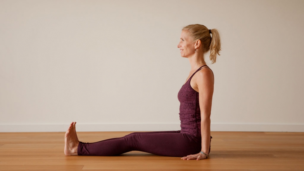 Woman doing Hatha yoga Ashtanga Vinyasa Yoga asana sirsasana, headstand  variation Urdhva dandasana, upward facing staff pose on dark grund  background. - Album alb8402984