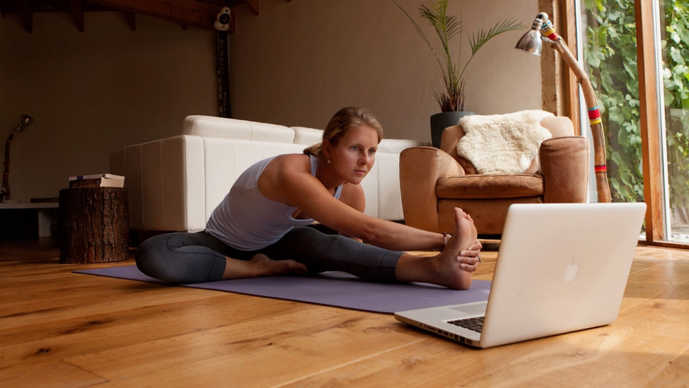 The pros and cons of online yoga - Ekhart Yoga