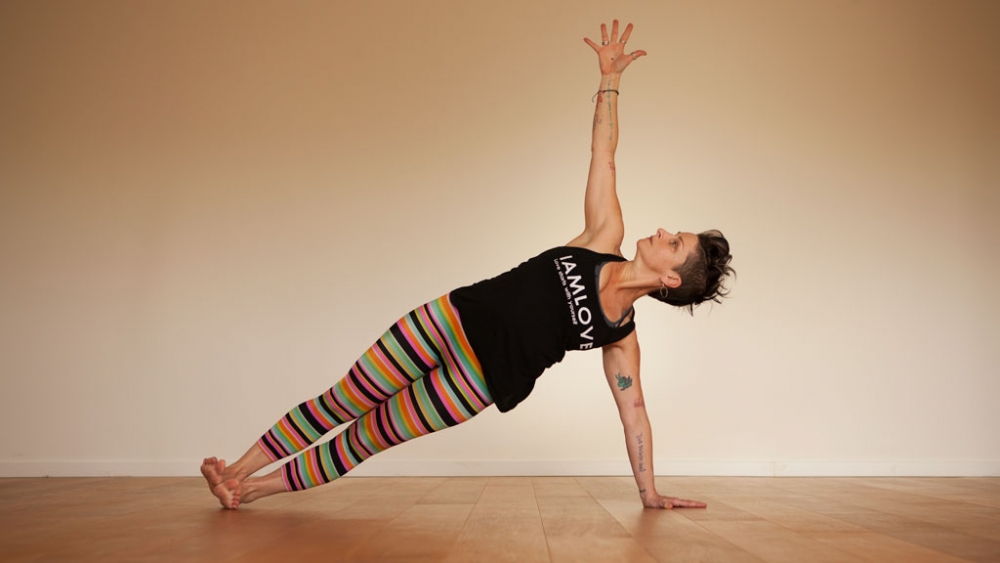 10 steps for a happier Side Plank - Ekhart Yoga