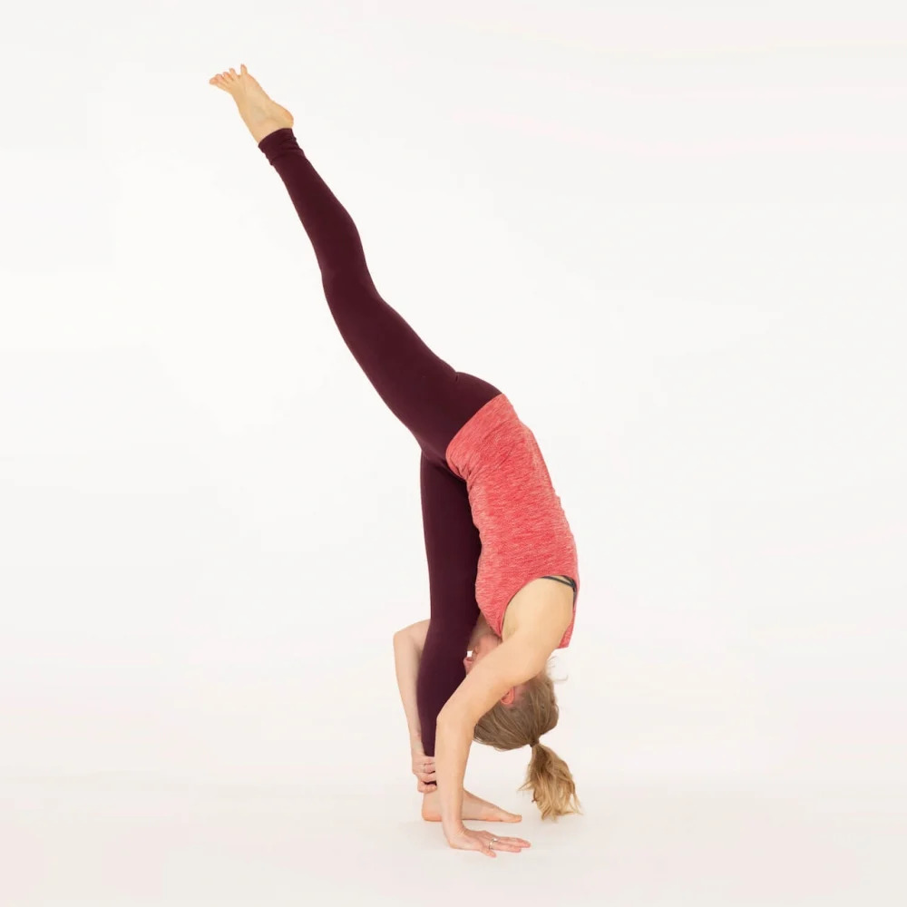 Sporty attractive young woman practicing yoga, standing in Half splits  exercise, Ardha Hanumanasana pose, working out, wearing sportswear, outdoor  full length, street background, summer day Stock Photo | Adobe Stock